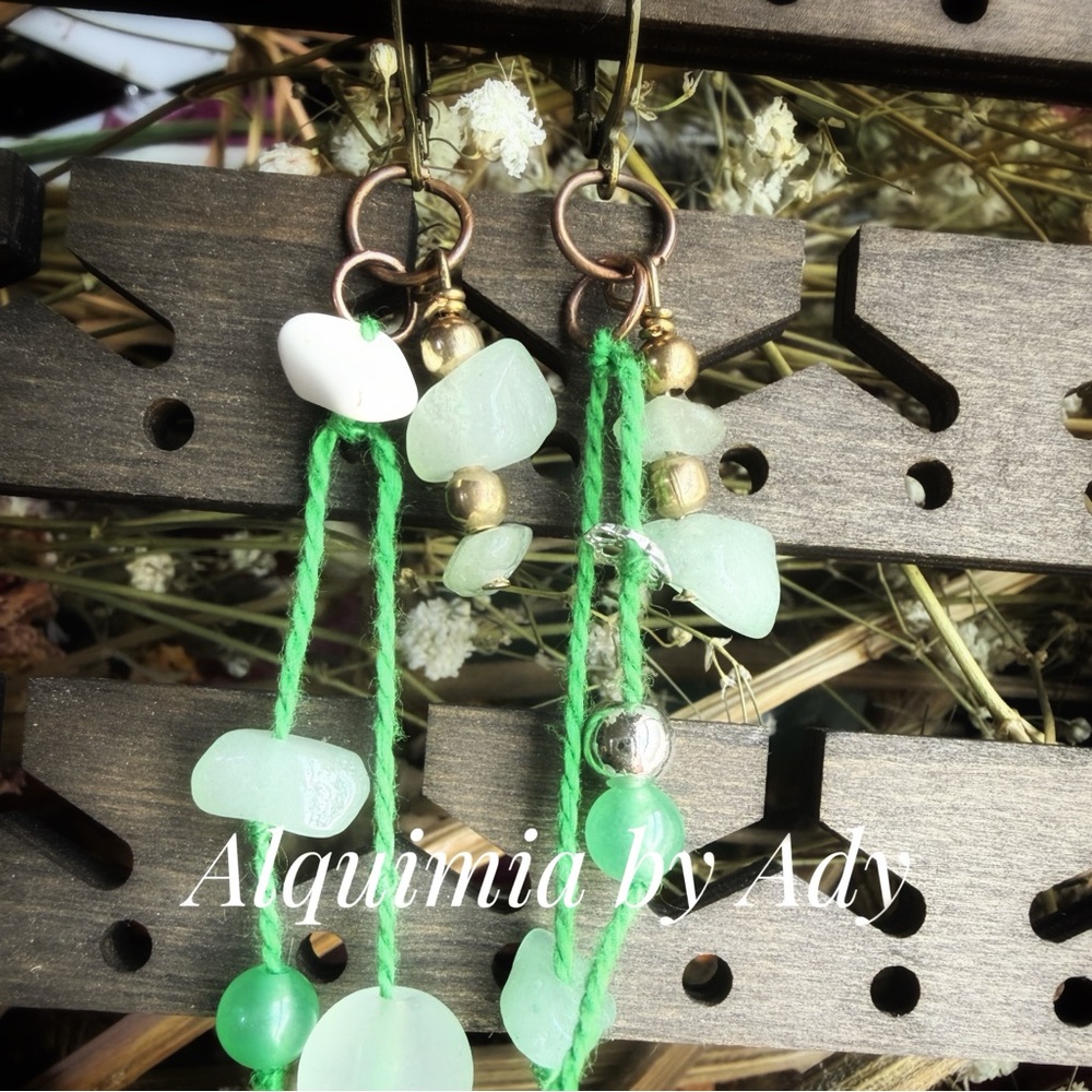 Vibrant green aventurine tassel uneven shabby chic earrings - Picture 3 of 3